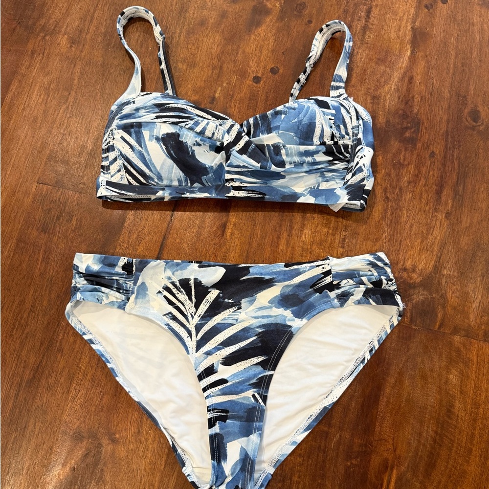 Nip Tuck Swim size 6 blue and white leaf print bikini set